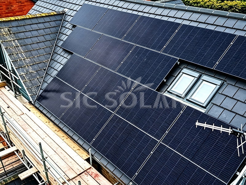 تركيب حامل ألواح شمسية بقدرة 10KW على سقف مائل في إنجلترا