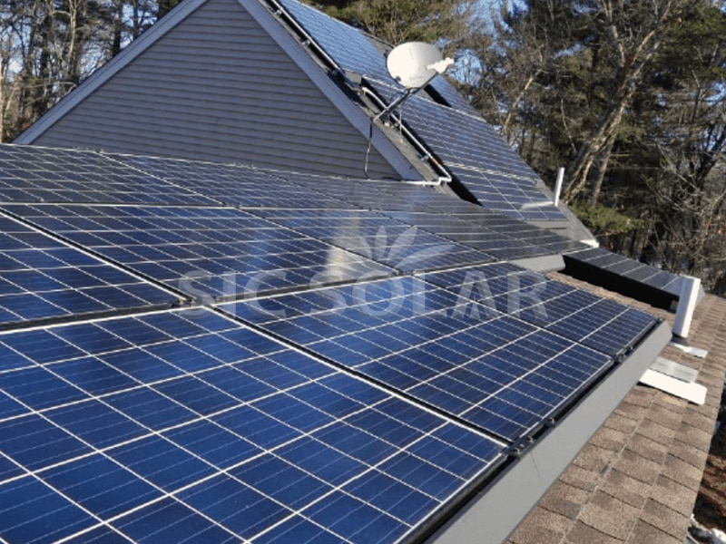 ألواح شمسية بقدرة 30 كيلوواط على سطح من بلاط السيراميك في سنغافورة