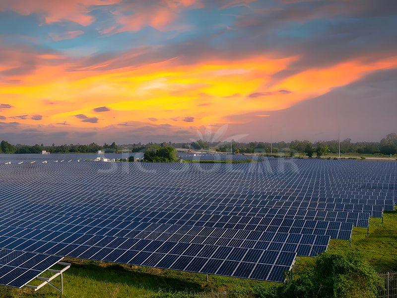 أنظمة الألواح الشمسية الأرضية بقدرة 100 ميجاوات في الولايات المتحدة الأمريكية