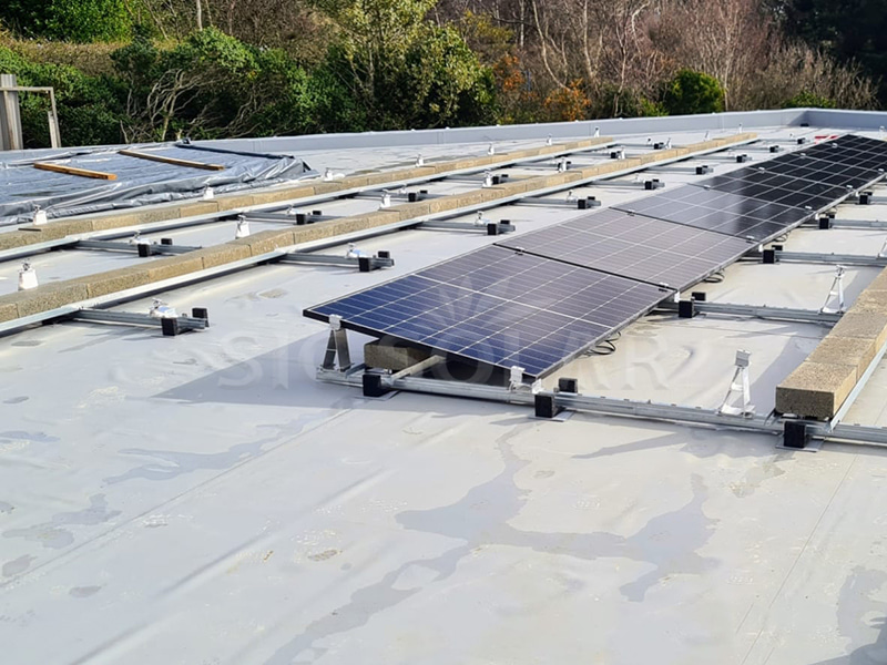 هياكل تثبيت الصابورة على الأسطح المسطحة بقدرة ٢٠ كيلوواط في بريطانيا