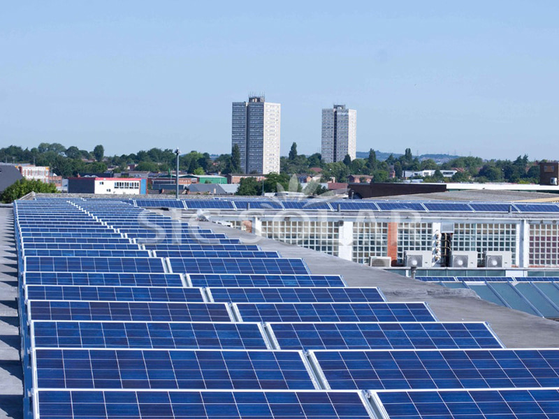 رفوف الطاقة الشمسية ذات الصابورة المسطحة بقدرة 300 كيلوواط في المملكة المتحدة