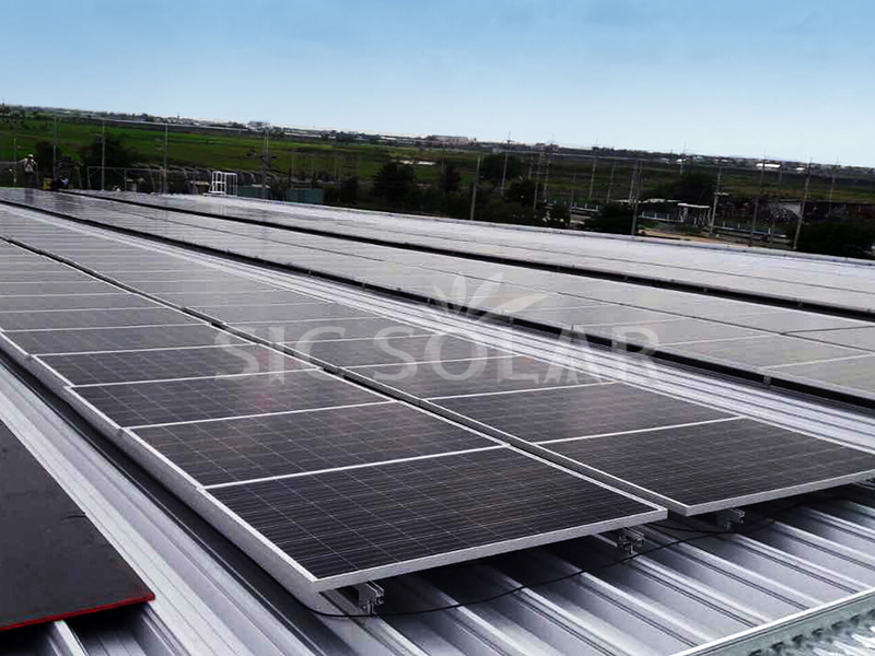 حامل مكون لسقف الطاقة الشمسية من الصفيح بقوة 300 كيلو وات في بولندا