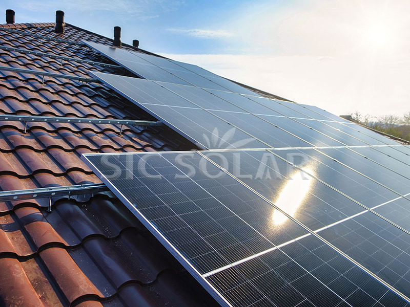 نظام تتبع الطاقة الشمسية المُثبَّت على السطح بقدرة ٢٠ كيلوواط في النرويج