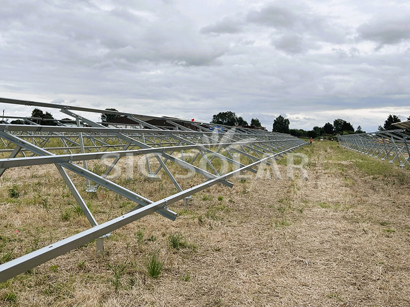 نظام تركيب أرضي للطاقة الشمسية بقدرة 300 كيلوواط في المملكة المتحدة