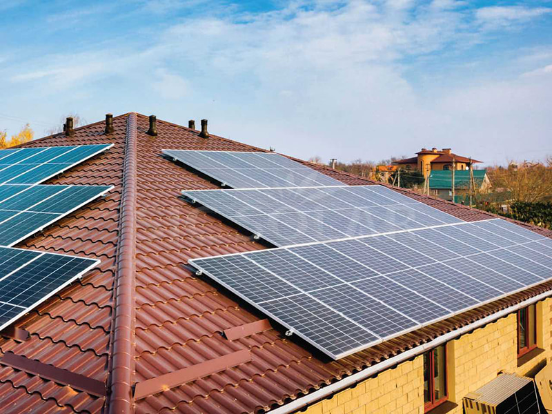 حوامل ألواح شمسية بقدرة 50 كيلوواط لأسقف القرميد في رومانيا